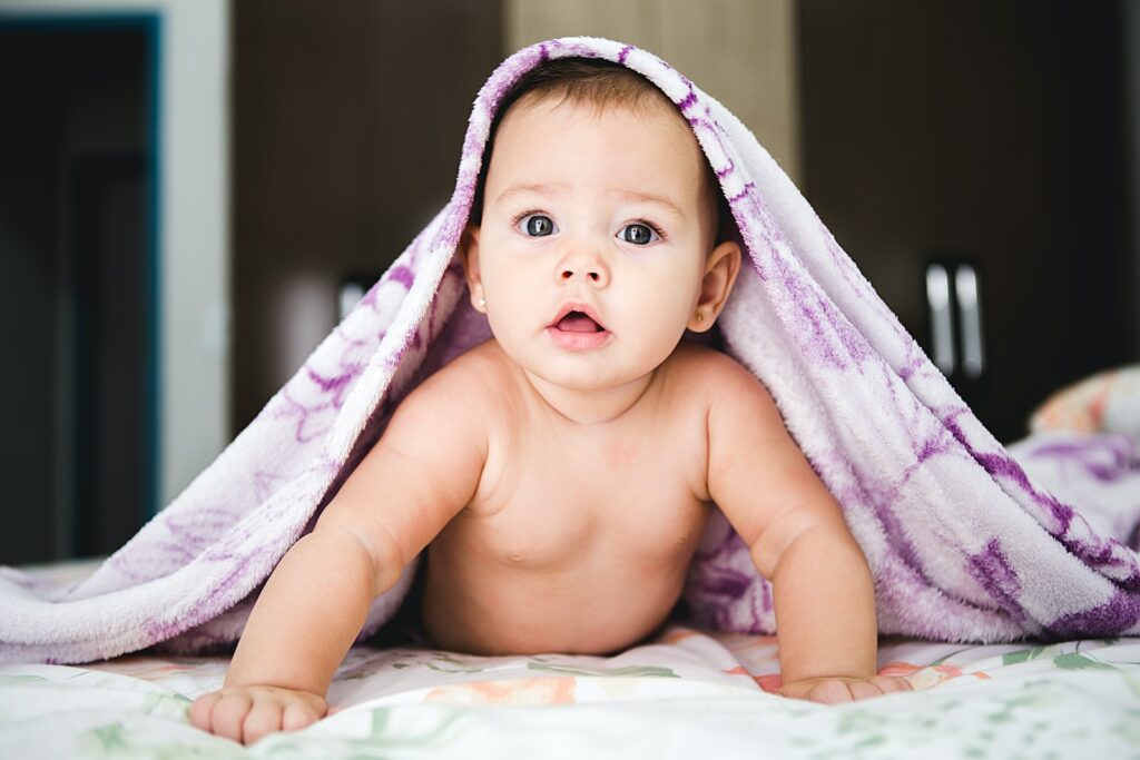 À quel âge un bébé se retourne tout seul ? Les Douces Mines