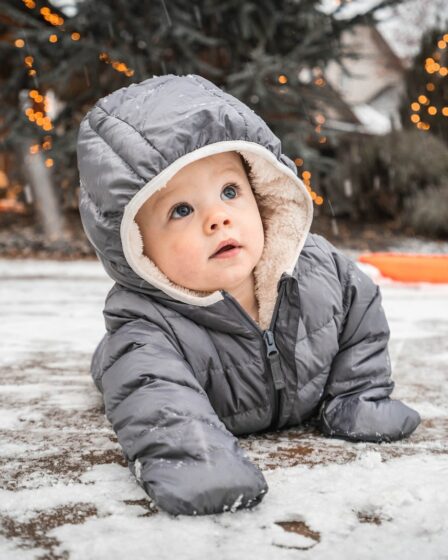 Un bébé dans la neige