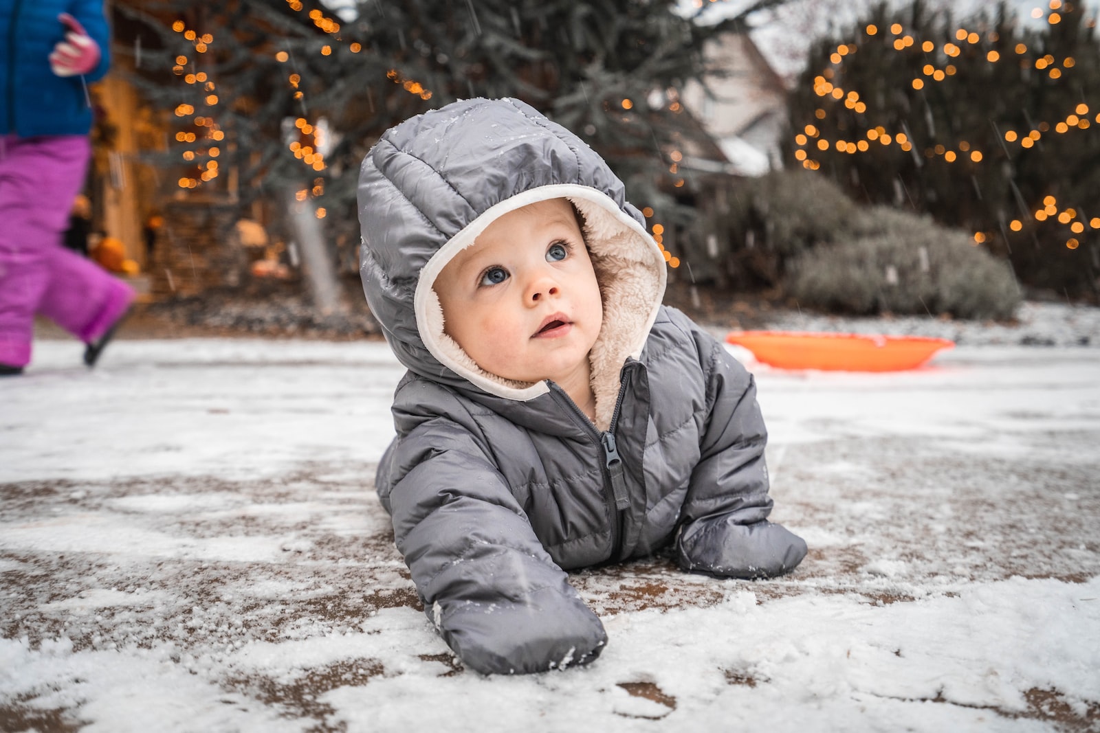 Un bébé dans la neige