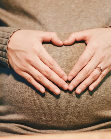 Une femme enceinte, se tenant le ventre
