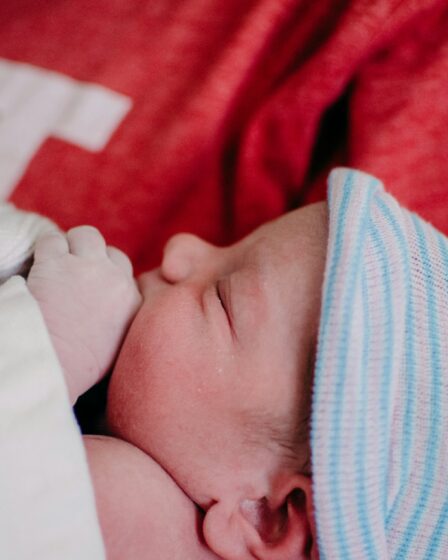 Retour à la maison après l’accouchement : check-list des 48 premières heures (repas, sommeil, soins, paperasse)