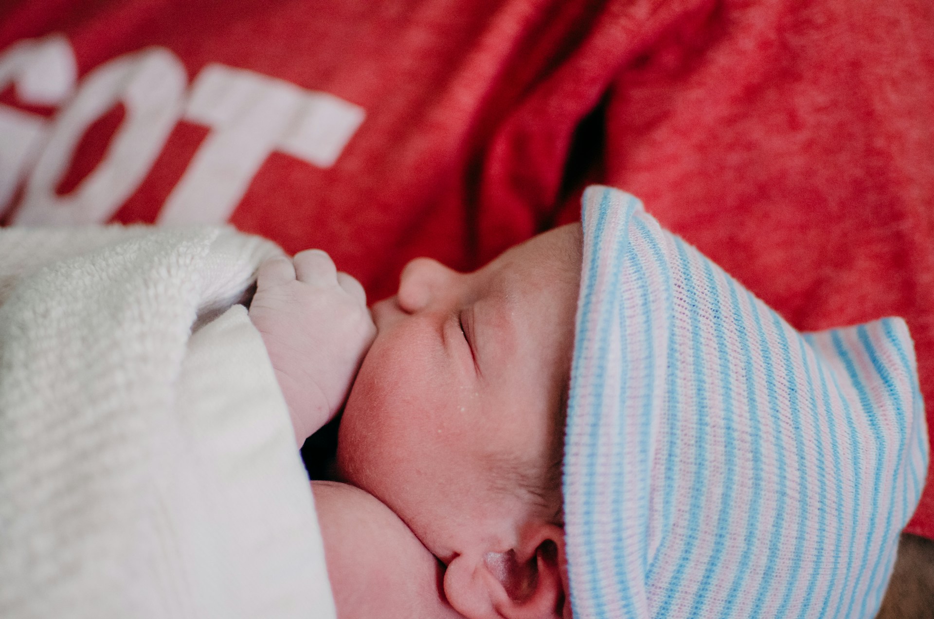 Retour à la maison après l’accouchement : check-list des 48 premières heures (repas, sommeil, soins, paperasse)